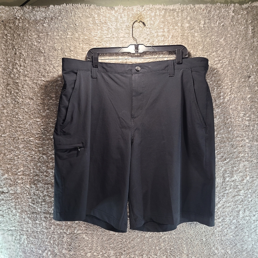 Columbia Black Cargo Shorts with Comfortable Fit and Knee-Length DesignColumbia